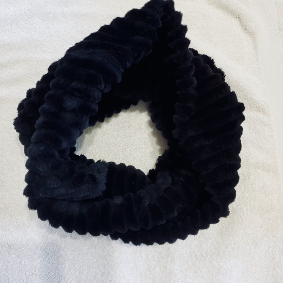 Ann Taylor infinity Faux Fur Scarf - Picture 6 of 10